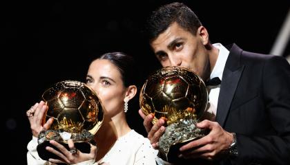 La centrocampista española del FC Barcelona, ​​Aitana Bonmati y el jugador español del Manchester City, Rodri, posan con su premio Balón de Oro, el 28 de octubre de 2024.