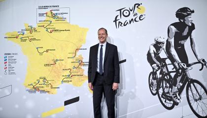 Christian Prudhomme, director del Tour de Francia, posa con el recorrido oficial de 2025.