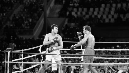 Muhamad Ali y George Foreman en la pelea conocida como el 'combate del siglo', hace 50 años.