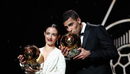 Los españoles Aitana Bonmati y Rodri posan con el trofeo del Balón de Oro, en París, el 28 de octubre de 2024.