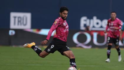 El colombiano Jeison Medina, de IDV, durante el partido ante Universidad Católica por Copa Ecuador, el 29 de octubre de 2024.