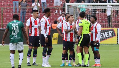 Jugadores de Liga de Quito se quejan con el árbitro, durante el partido ante Mushuc Runa por la LigaPro, el 26 de octubre de 2024.