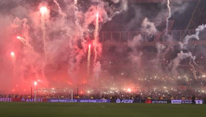 Fotografía de la pirotecnica durante los actos protocolarios en la semifinal de la Copa Libertadores entre River Plate y Atlético Mineiro en el estadio Más Monumental, el 29 de octubre de 2024.