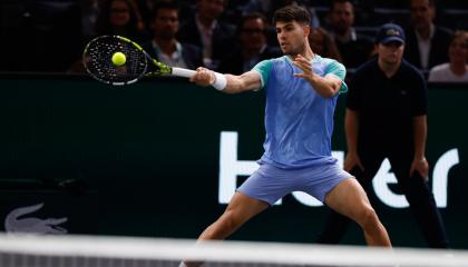 Carlos Alcaraz de España en acción durante su partido contra Nicolás Jarry de Chile en el torneo de tenis Rolex Paris Masters en París, Francia, el 29 de octubre de 2024.