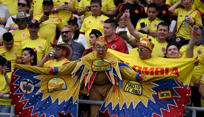 Hinchas de Colombia apoyan a su selección durante un partido de Eliminatorias sudamericanas, en Barranquilla, el 15 de octubre de 2024.