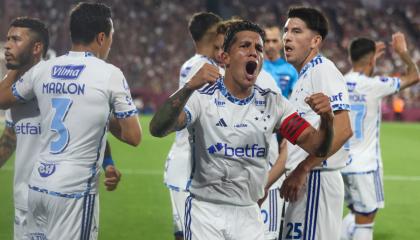 Jugadores de Cruzeiro celebran un gol de Kaio Jorge, el miércoles 30 de octubre, en la semifinal de vuelta de la Copa Sudamericana ante Lanús.