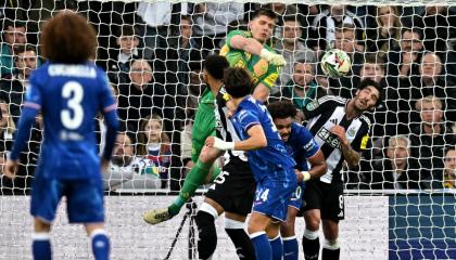 Los jugadores del Newcastle y del Chelsea disputan un balón en la Copa de la Liga, el miércoles 30 de octubre de 2024.