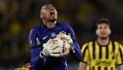 El portero de Botafogo, John Victor, reacciona después de atrapar el balón durante el partido de vuelta de la semifinal de la Copa Libertadores ante Peñarol, el 30 de octubre de 2024.