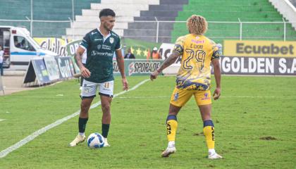 Walter Agustín Herrera y Carlos Cuero disputan un balón en la Fecha 12 de la LigaPro, el 1 de noviembre de 2024.