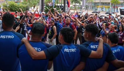 Los jugadores del Deportivo Quito con hinchas del club en Guayaquil, el sábado 2 de noviembre de 2024.