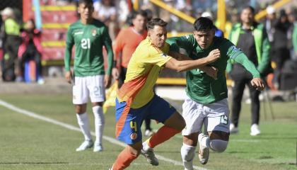 Jeyson Chura (d), de Bolivia, disputa el balón con Santiago Arias de Colombia, el 10 de octubre de 2024.