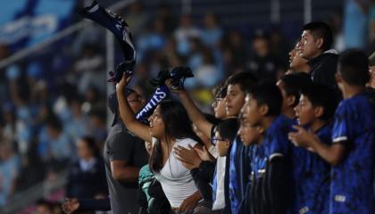 Hinchas de Independiente del Valle alentando en el partido ante Universidad Católica por la semifinal de Copa Ecuador, el 29 de octubre de 2024.