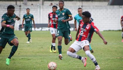 Jugadores de Toreros FC y de Deportivo Quito disputan un balón en el partido de los octavos de final de ida de la Segunda Categoría, el sábado 2 de octubre de 2024.