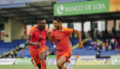 Frangoy Zambrano (d), de Libertad, celebra su gol ante Imbabura, este sábado 2 de noviembre de 2024, en Loja.