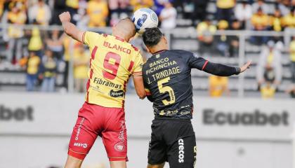 Los jugadores Jean Carlos Blanco, de Aucas, y Jesús Trindade, de Barcelona SC, disputan un balón el sábado 2 de noviembre de 2024, en la Fecha 2 de la LigaPro.