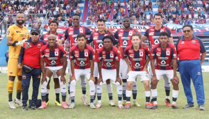 Los jugadores del Deportivo Quito posan antes del partido ante Toreros FC en la ida de los octavos de final de Segunda Categoría, el sábado 2 de noviembre de 2024.