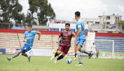 Joaquín Vergés (c), volante de Mushuc Runa, anotó el gol de la victoria sobre Macará, este domingo 3 de noviembre de 2024.