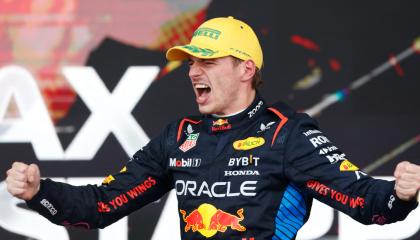 El piloto holandés de Red Bull Racing, Max Verstappen, celebra en el podio del Gran Premio de Fórmula 1 de Sao Paulo, el 3 de noviembre de 2024.