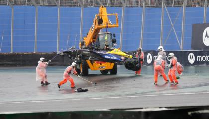 El monoplaza del piloto argentino de Williams, Franco Colapinto, es retirado de la pista tras un accidente en el Gran Premio de Sao Paulo de Fórmula 1, el 3 de noviembre de 2024.