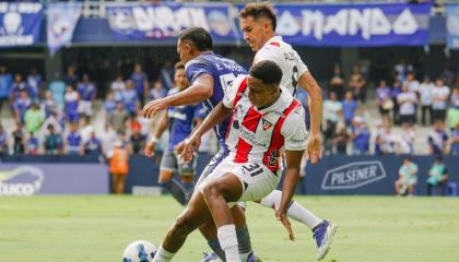 Jugadores de Emelec y Liga de Quito disputan un balón en el estadio Capwell, el domingo 3 de noviembre, por la Fecha 12 de la LigaPro.