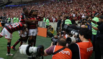 Gabriel Barbosa de Flamengo celebra con sus compañeros después de anotar el tercer gol ante Atlético Mineiro, en el Estadio Maracaná, el 3 de noviembre de 2024.