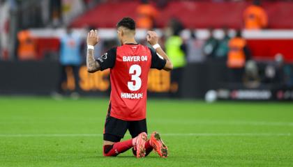 Piero Hincapie reza antes del partido de la Bundesliga entre Bayer 04 Leverkusen y VfB Stuttgart, el 1 de noviembre de 2024.