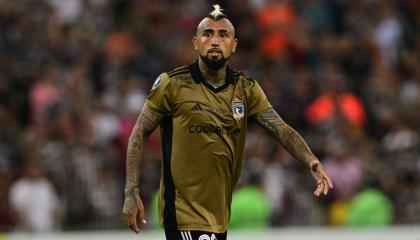 El mediocampista de Colo-Colo Arturo Vidal hace un gesto durante el partido de ida de la fase de grupos de la Copa Libertadores ante Fluminense de Brasil, el 9 de abril de 2024.