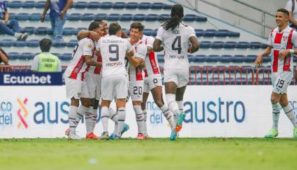 Los jugadores de Liga de Quito festejan el gol de Ezequiel Piovi ante Emelec en la Fecha 12 de la LigaPro, el domingo 3 de noviembre de 2024.