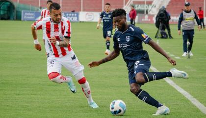 El jugador José Fajardo, de Universidad Católica, disputa un balón con Carlos Pérez de Técnico Universitario en la Fecha 12 de la LigaPro, el 4 de noviembre de 2024 en el estadio Bellavista.