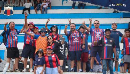 Hinchas del Deportivo Quito, en el partido de ida ante Toreros por la Segunda Categoría, el 3 de noviembre de 2024.