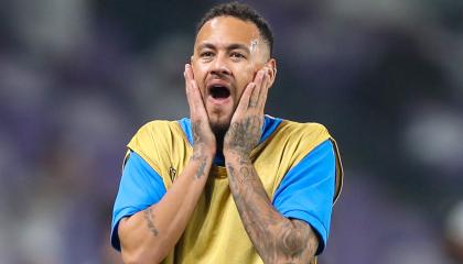 El delantero brasileño del Al Hilal, Neymar, calienta antes del partido ante el Al-Ain de los Emiratos Árabes Unidos, el 21 de octubre de 2024.