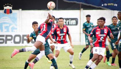 Jugadores de Deportivo Quito y Toreros, en el partido de ida de los octavos de final de la Segunda Categoría, el 3 de noviembre de 2024.