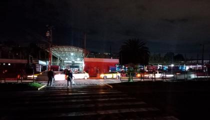 Calles sin luz cerca a la Estación La Ofelia, en el norte de Quito.