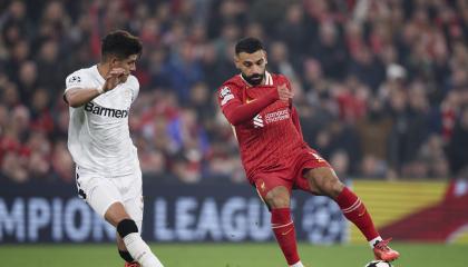 Mohamed Salah maneja una pelota ante Piero Hincapié, por la UEFA Champions League, el 5 de noviembre de 2024.