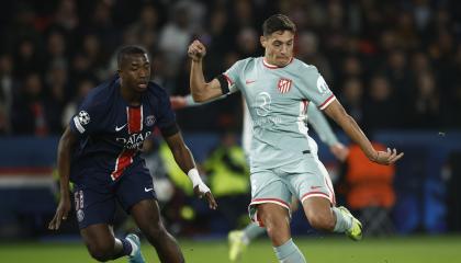 William Pacho (i), defensa ecuatoriano del PSG, marca a Nahuel Molina, del Atlético de Madrid, este miércoles 6 de noviembre en duelo por la Champions League.