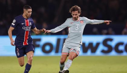 Achraf Hakimi (i), del PSG, y Antoine Griezmann, del Atlético de Madrid, durante el duelo de este miércoles 6 de noviembre, válido por la Champions.