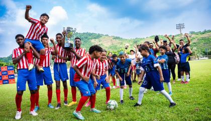 Niños y jóvenes del proyecto entre la Junta de Beneficencia de Guayaquil y el Atlético de Madrid.