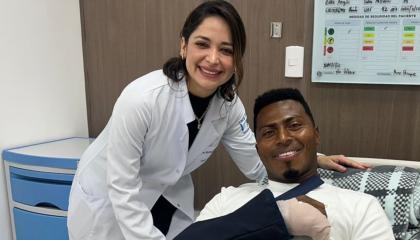 El arquero de Emelec, Pedro Ortiz, luego de su operación en la mano derecha junto a personal médico, el 7 de noviembre de 2024.