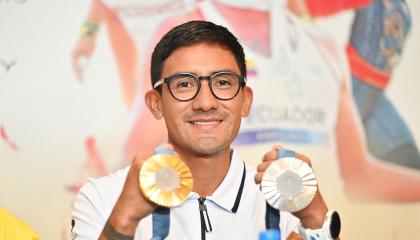 Daniel Pintado, con sus dos medallas olímpicas, en Guayaquil, el 12 de agosto de 2024.