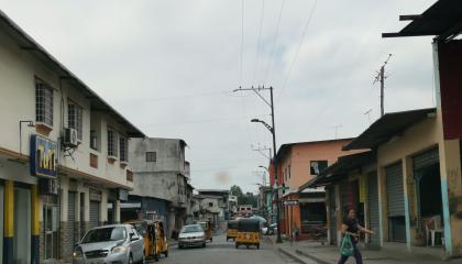 Una bajada a Flor de Bastión, un barrio marginal consolidado a partir de invasiones y ubicado entre cerros en el distrito Nueva Prosperina, al noroeste de Guayaquil.