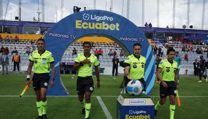 Árbitros ingresan a la cancha durante un partido de LigaPro, el 4 de noviembre de 2024.