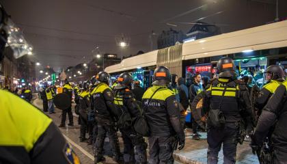 Oficiales de policía realizan un cordón de seguridad al rededor de un bus tras un partido en el que estuvieron presentes hinchas israelíes, el 8 de noviembre de 2024 en Ámsterdam, Países Bajos.