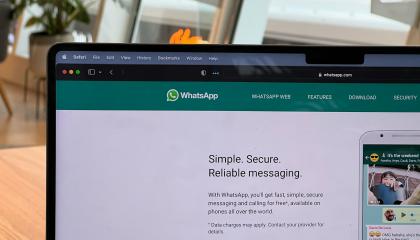 Fotografía referencial de una computadora con una página de WhatsApp web abierta.