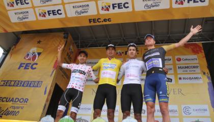 Los ganadores de la anterior edición de la Vuelta al Ecuador, el 30 de septiembre de 2023.