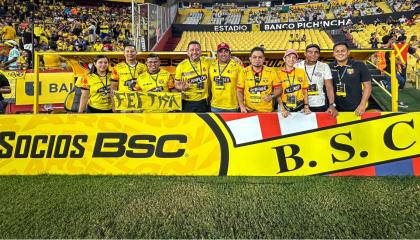 Socios de Barcelona SC en la banca del estadio Banco Pichincha previo al partido ante Técnico Universitario por LigaPro, el 25 de mayo de 2024.