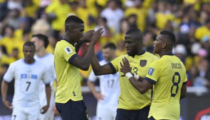 Félix Torres, Enner Valencia y Carlos Gruezo, durante un partido de Ecuador en las Eliminatorias, el 12 de septiembre de 2023.