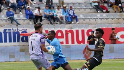 Jugadores de Indoamérica Bellavista Macará y Cumbayá disputan un partido en el estado Bellavista, de Ambato, el 27 de octubre de 2024. Imagen referencial.