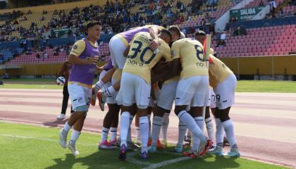 Los jugadores de Universidad Católica celebran un gol ante Emelec por la Fecha 11 de la LigaPro, el 26 de octubre en el estadio Olímpico Atahualpa.