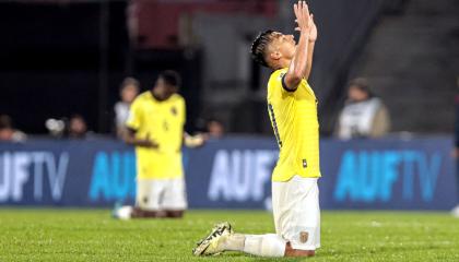 Alan Franco, de Ecuador, reza luego del partido ante Uruguay por Eliminatorias, el 15 de octubre de 2024 en el estadio Centenario.