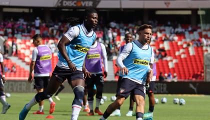 Ricardo Adé y Ezequiel Piovi, durante un calentamiento con Liga de Quito, el 26 de octubre de 2024.